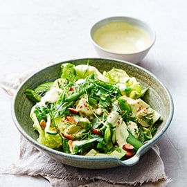 Groene salade met boontjes, kruiden en gerookte amandelen